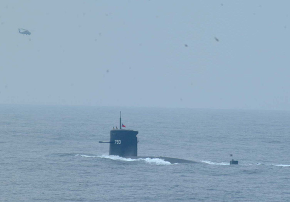 图文：台湾海军剑龙级潜艇与舰载机协同演练
