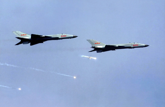 图文:中国空军歼-8战机发射干扰弹