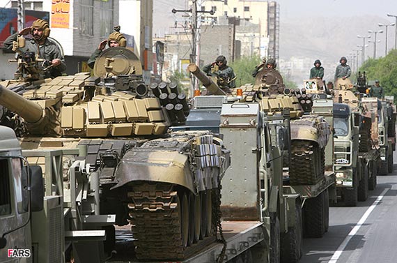 图文:伊朗陆军改型T-72主战坦克参加阅兵式