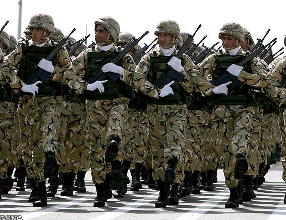 图文:伊朗陆军士兵阅兵式上接受检阅