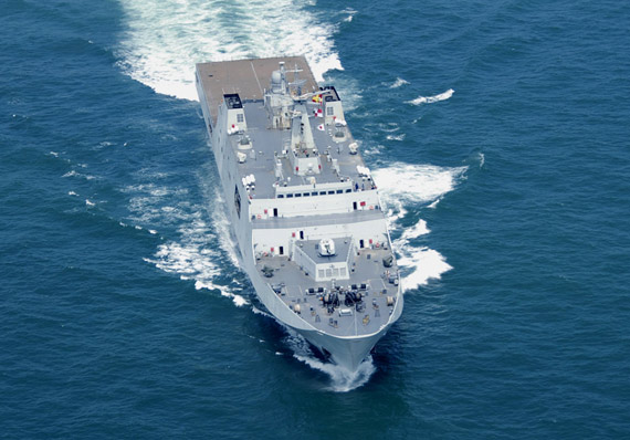 图文:中国海军071型船坞登陆舰海试