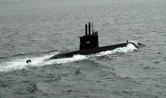 图文：南非海军209型潜艇进行海试