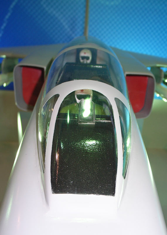 图文:FBC-1飞豹战斗轰炸机串列座舱近拍