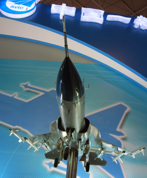 图文:出口型枭龙战机模型仰视特写