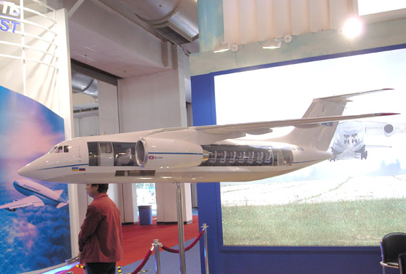 图文:乌克兰展出新型安148喷气式客机模型