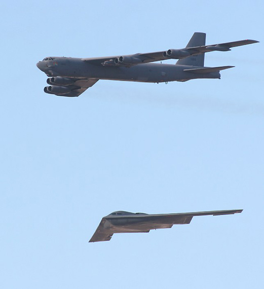 图文：美军B-2和B-52远程轰炸机一起飞行
