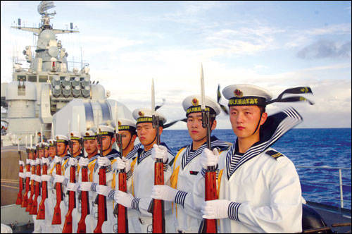 图文中国海军士兵威武列队