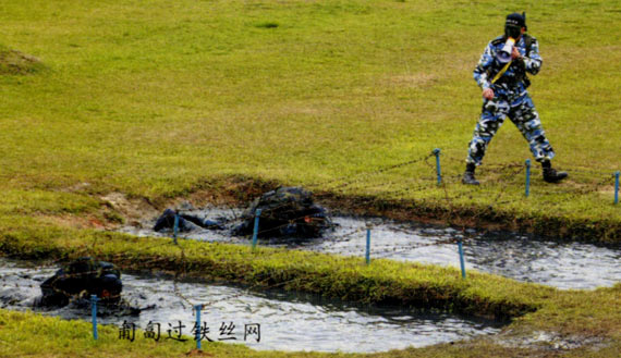 组图：海军陆战队员匍匐通过铁丝网障碍