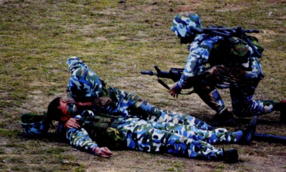 组图：海军陆战队员轻武器精度射击训练