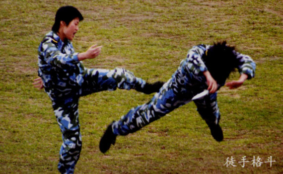 图文:海军女子陆战队员徒手格斗