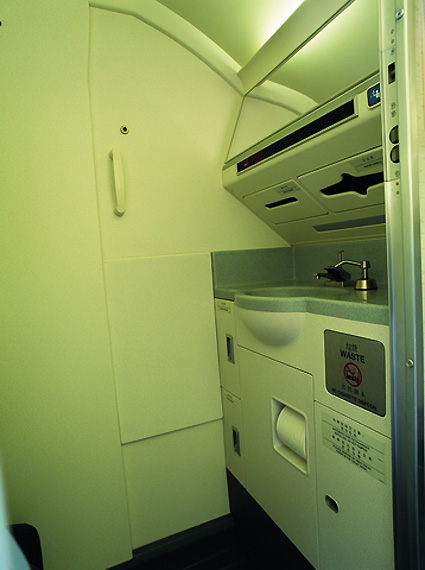 图文：第1000架ERJ145客舱洗手间