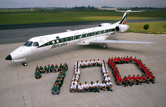 图文:第700架ERJ145交付现场_新浪军事_新浪网