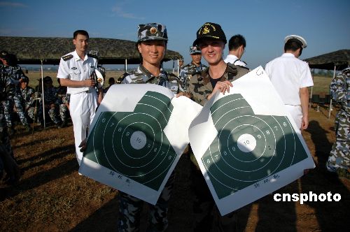 组图：中国女海军陆战队员与法国女兵比武