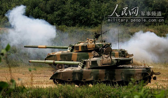确山-2007军演中96式主战坦克编队进攻(组图)