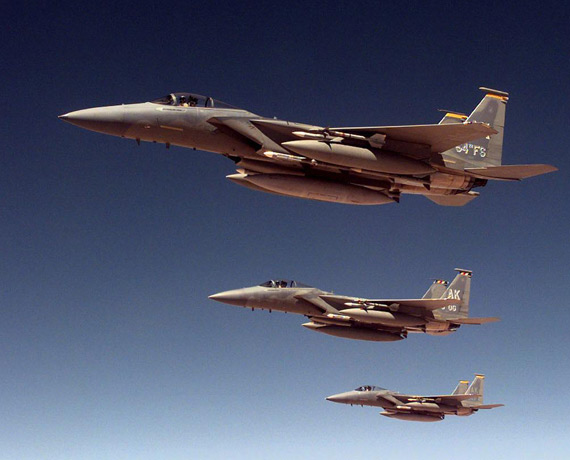 图文:阿拉斯加西海岸上空飞行的F-15C机群