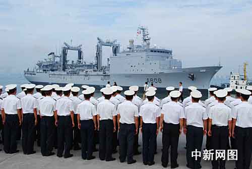组图：中国海军官兵送别法国军舰