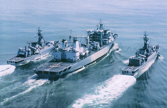 图文：大型综合补给舰