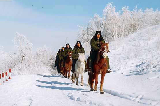 图文:解放军边防战士骑马巡逻