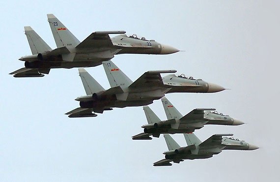 图文:中国空军歼11战斗机编队