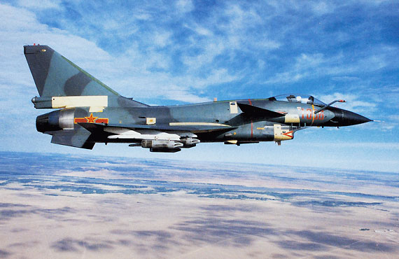 图文:中国空军歼10战机挂火箭发射器