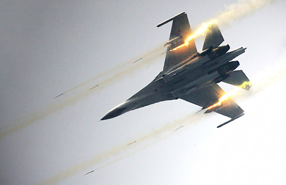 图文:空军歼-11战机发射火箭弹