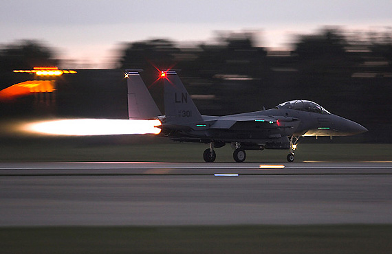 图文:F-15战斗机夜间加力起飞