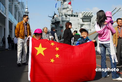图文：新西兰华侨举国旗迎接中国海军编队