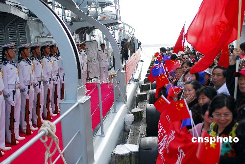 图文：新西兰华侨在码头迎接中国海军编队