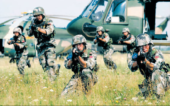 图文：中国特种兵分队机降后快速进入战位