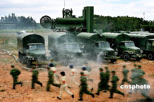 图文：中国空军防空导弹部队紧急出动