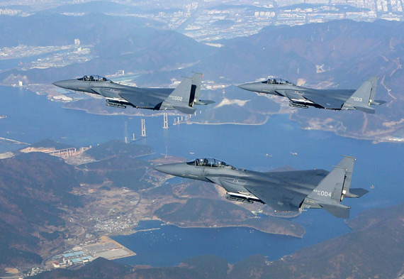 图文:韩国空军F-15K战机编队