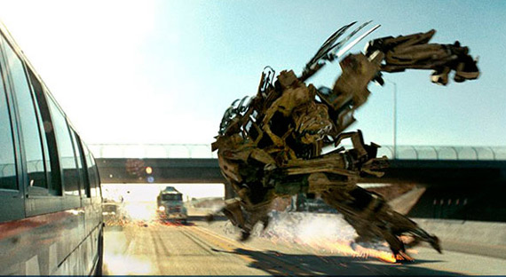 图文:霸天虎机器人在公路上高速滑行