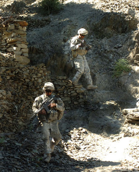图文：美军士兵在阿富汗村庄巡逻