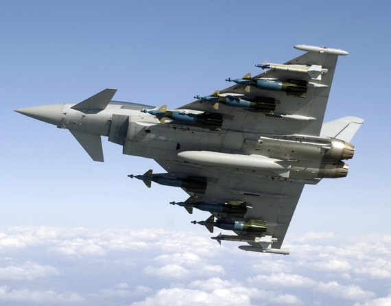 英国空军对台风战机进行重载武器试验(组图)