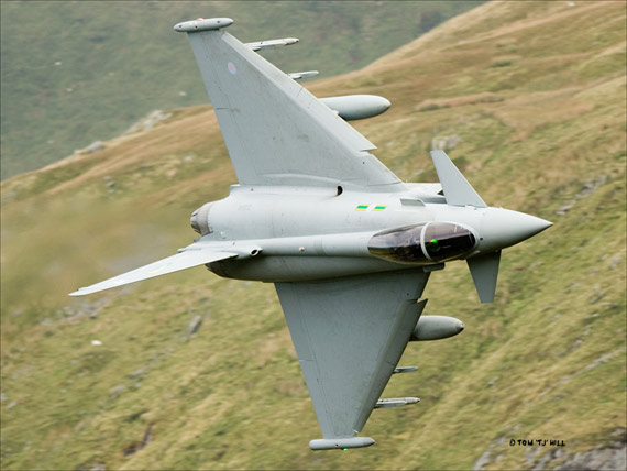 图文:英国空军台风F2战机超低空飞越峡谷