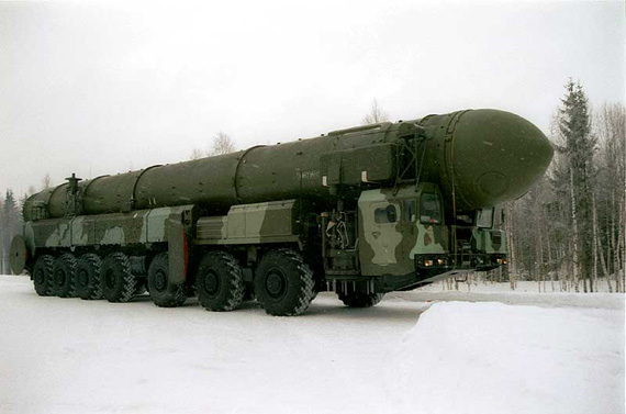 图文：俄SS-25机动型弹道导弹雪地中前进