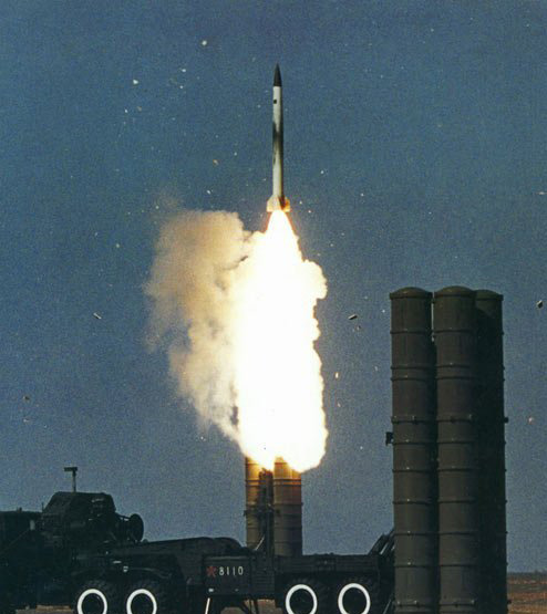 图文：俄军S-300防空导弹发射瞬间