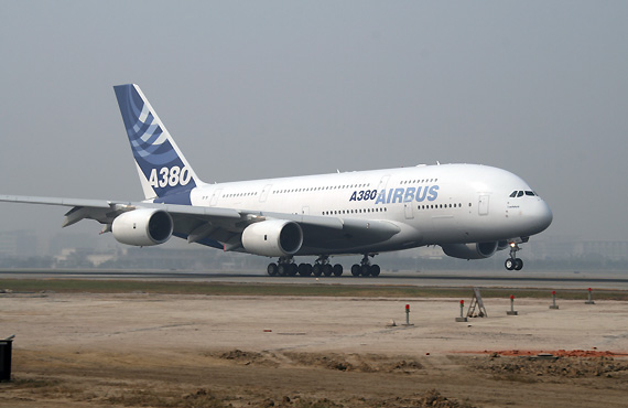 图文:空中客车A380飞机飞抵广州白云机场
