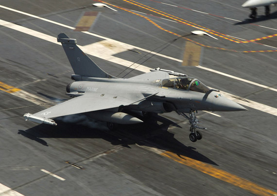 图文:法国阵风M战机在美国航母上降落