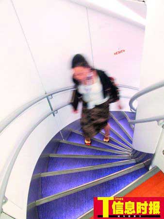 世界最大客机空客A380首次进入国内机库(组图