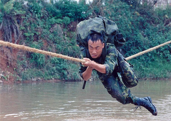 图文:中国特种兵野战中利用绳索穿越河流