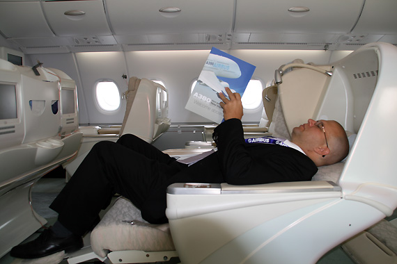 图文:空中客车公司客户经理演示公务舱座椅_新浪军事_新浪网