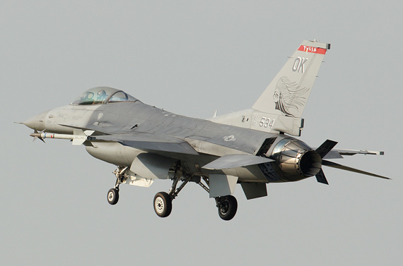 图文:美国空军F-16CG轻型战斗机命名为战