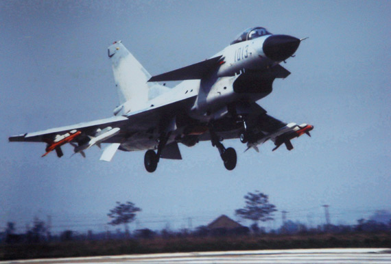 图文:中国空军歼10战机全外挂起飞