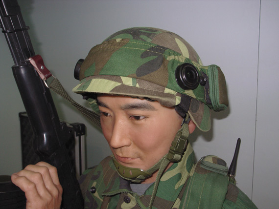 图文:单兵激光模拟对抗装置头盔特写_新浪军事_新浪网