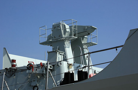 图文:海军168舰的单臂防空发射装置已经过时