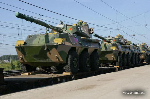 图文:参加2007年中俄军演的我军轮式突击炮