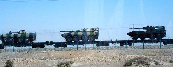 图文：军列运输国产8X8轮式装甲战车车族
