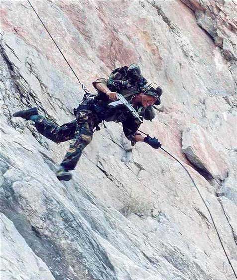 图文：解放军特种兵进行速降突袭战术训练