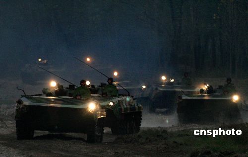 图文：装甲部队夜间机动向演习地域集结